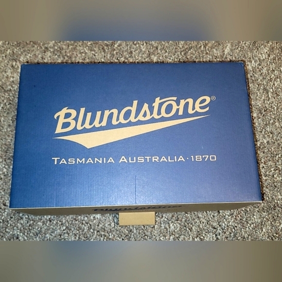 C- Brand new in box Blundstone 1977 black nubuck low heel short Chelsea boo… - Picture 3 of 4